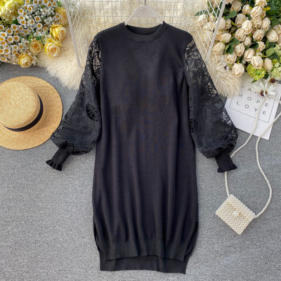 Lezser női ruha széles csipkeujjal és kerek nyakkivágással