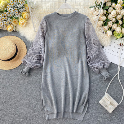 Lezser női ruha széles csipkeujjal és kerek nyakkivágással