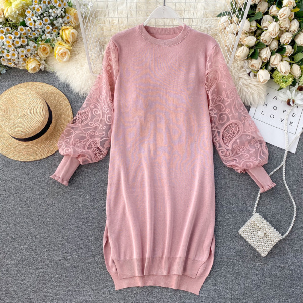 Lezser női ruha széles csipkeujjal és kerek nyakkivágással