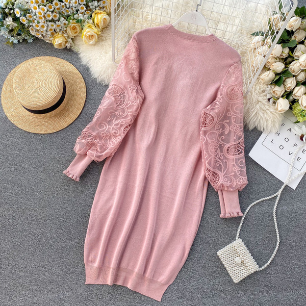 Lezser női ruha széles csipkeujjal és kerek nyakkivágással