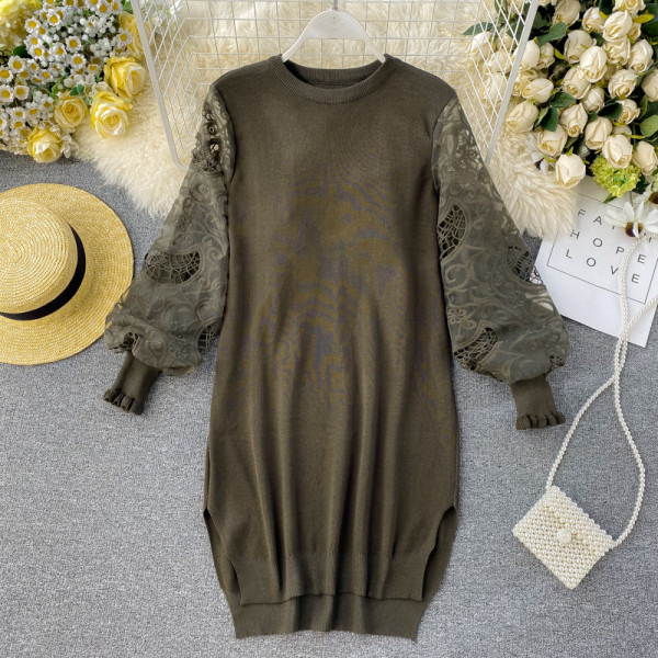 Lezser női ruha széles csipkeujjal és kerek nyakkivágással