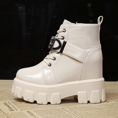 Κομψές γυναικείες λουστρίν μπότες με  ψηλά τακούνια σε λευκό και μαύρο χρώμα