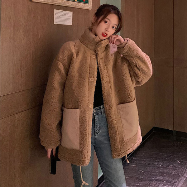 Női felsőkabát két színben, széles modell magas gallérral