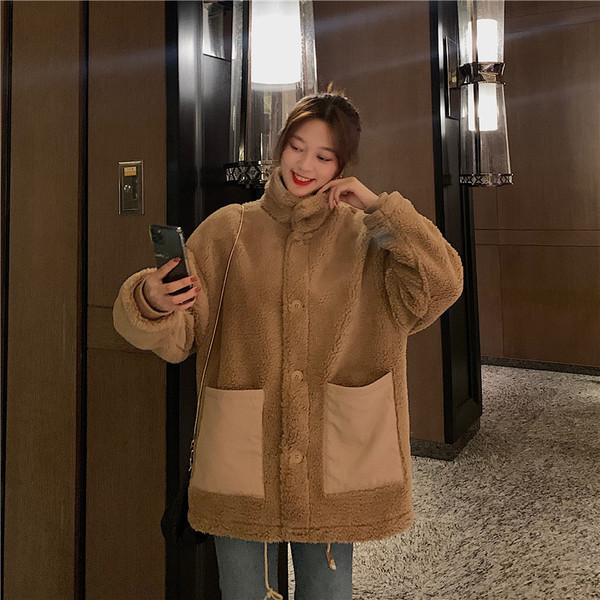 Női felsőkabát két színben, széles modell magas gallérral