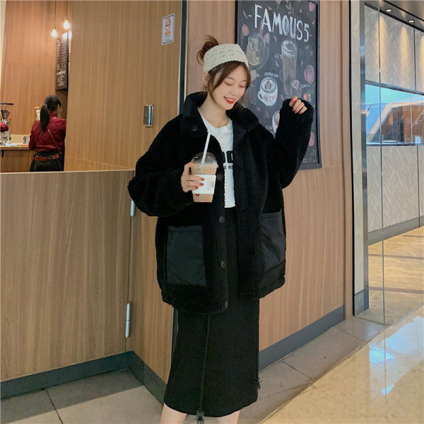 Női felsőkabát két színben, széles modell magas gallérral