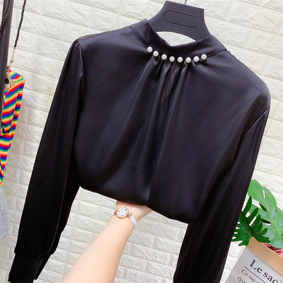 Modern női blúz alacsony gallérral, több színben gyöngyökkel