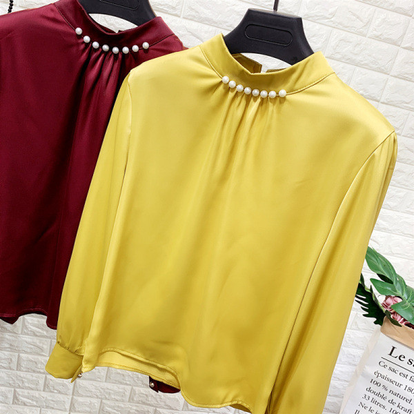 Modern női blúz alacsony gallérral, több színben gyöngyökkel