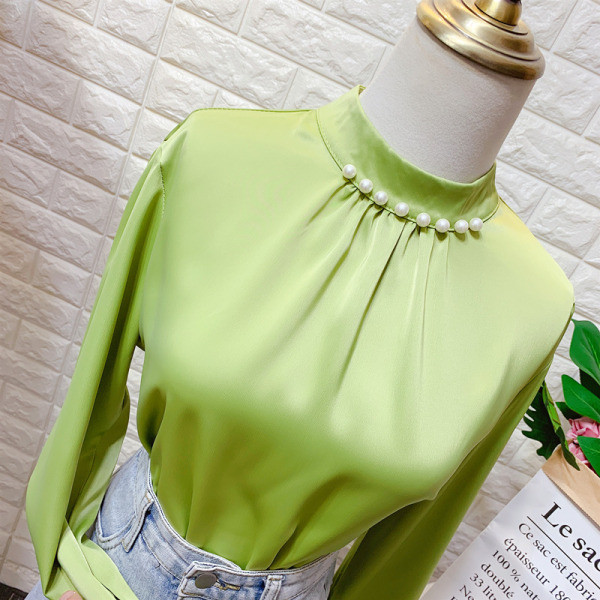 Modern női blúz alacsony gallérral, több színben gyöngyökkel