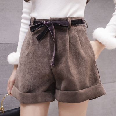 Női rövidnadrág széles modell magas derékkal és zsebekkel