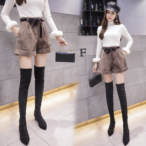 Női rövidnadrág széles modell magas derékkal és zsebekkel