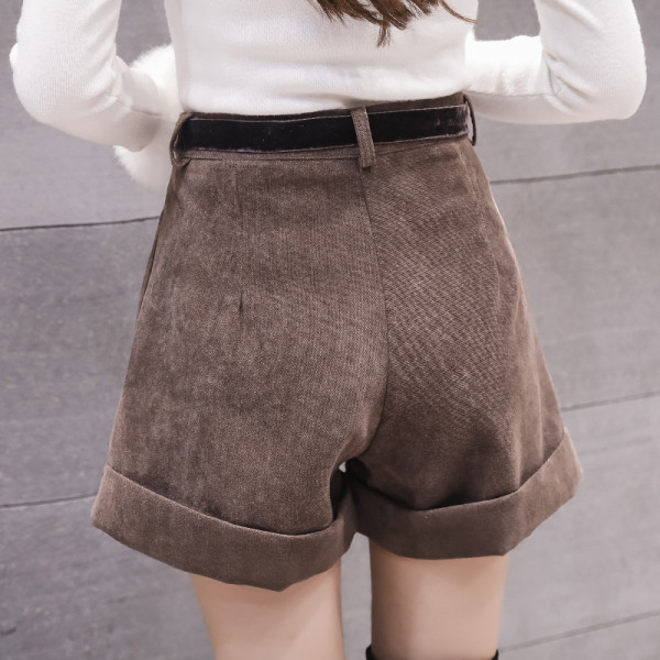 Női rövidnadrág széles modell magas derékkal és zsebekkel