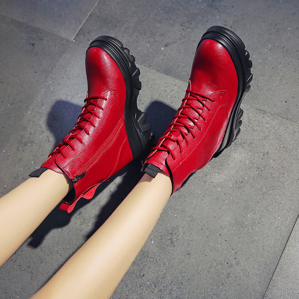 Női bőr téli csizma magas talppal, piros és fekete színben