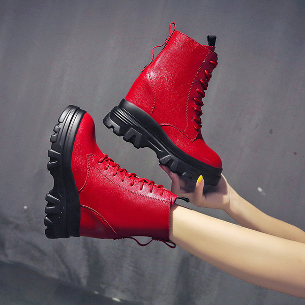 Női bőr téli csizma magas talppal, piros és fekete színben