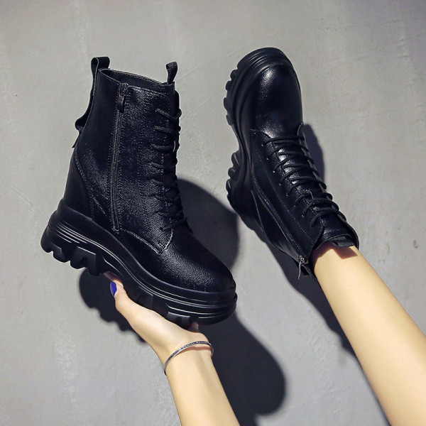 Női bőr téli csizma magas talppal, piros és fekete színben