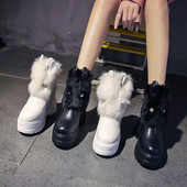 Női téli csizma műbőr pehelyszínnel, fekete-fehér színben