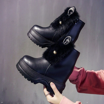 Női téli csizma műbőr pehelyszínnel, fekete-fehér színben