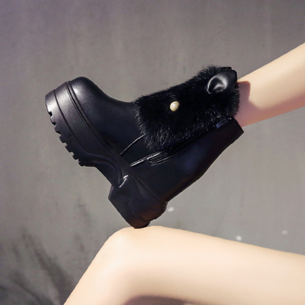 Női téli csizma műbőr pehelyszínnel, fekete-fehér színben