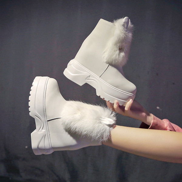 Női téli csizma műbőr pehelyszínnel, fekete-fehér színben