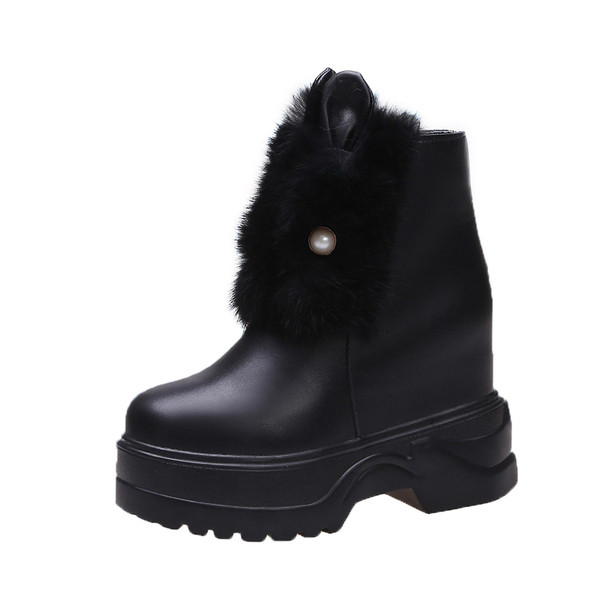 Női téli csizma műbőr pehelyszínnel, fekete-fehér színben