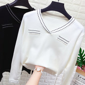 Γυναικείο πλεκτό πουλόβερ με μακρύ μανίκι και με λαιμόκοψη σε λευκό και μαύρο χρώμα