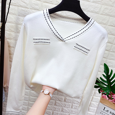 Γυναικείο πλεκτό πουλόβερ με μακρύ μανίκι και με λαιμόκοψη σε λευκό και μαύρο χρώμα