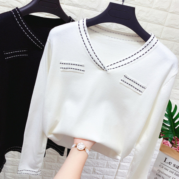 Γυναικείο πλεκτό πουλόβερ με μακρύ μανίκι και με λαιμόκοψη σε λευκό και μαύρο χρώμα