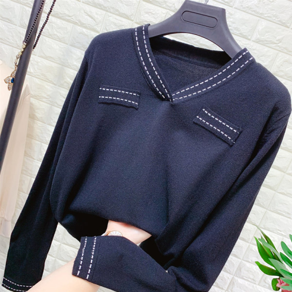 Γυναικείο πλεκτό πουλόβερ με μακρύ μανίκι και με λαιμόκοψη σε λευκό και μαύρο χρώμα