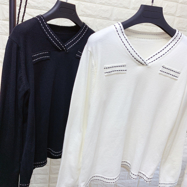 Γυναικείο πλεκτό πουλόβερ με μακρύ μανίκι και με λαιμόκοψη σε λευκό και μαύρο χρώμα