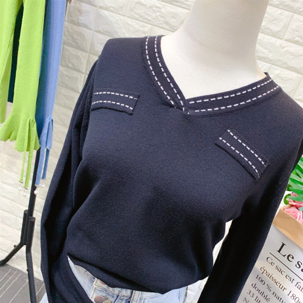 Γυναικείο πλεκτό πουλόβερ με μακρύ μανίκι και με λαιμόκοψη σε λευκό και μαύρο χρώμα