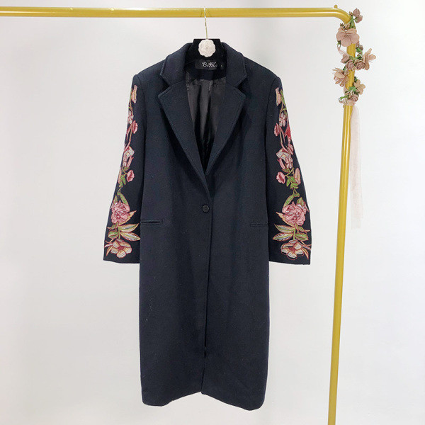 Κομψό μαύρο  γυναικείο παλτό με κεντήματα στα μανίκια