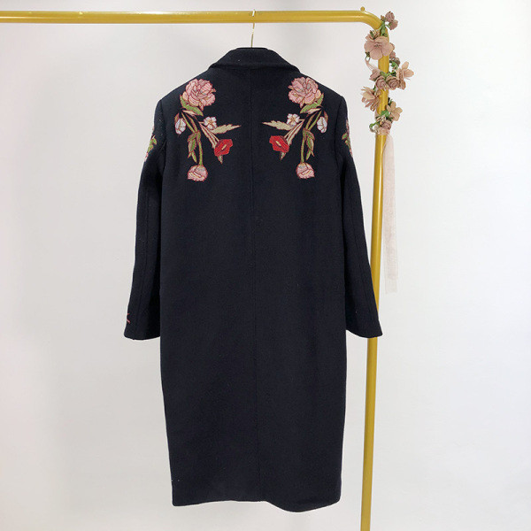 Κομψό μαύρο  γυναικείο παλτό με κεντήματα στα μανίκια