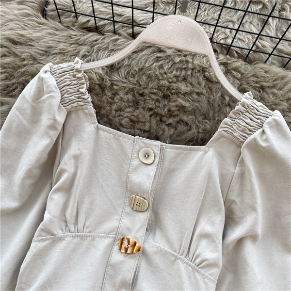 Μοντέρνο γυναικείο πουκάμισο με τετράγωνη λαιμόκοψη και κουμπιά σε ροζ, λευκό και κόκκινο χρώμα