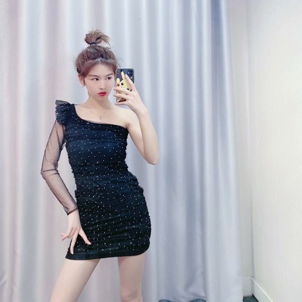 Σύντομο γυναικείο σλιμ φόρεμα με μανίκι από τούλι και κομψό αποτέλεσμα