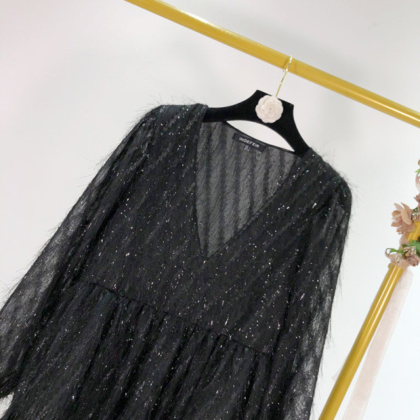 Rövid szabású ruha spitz nyakkivágással és rojtokkal, sötét színben