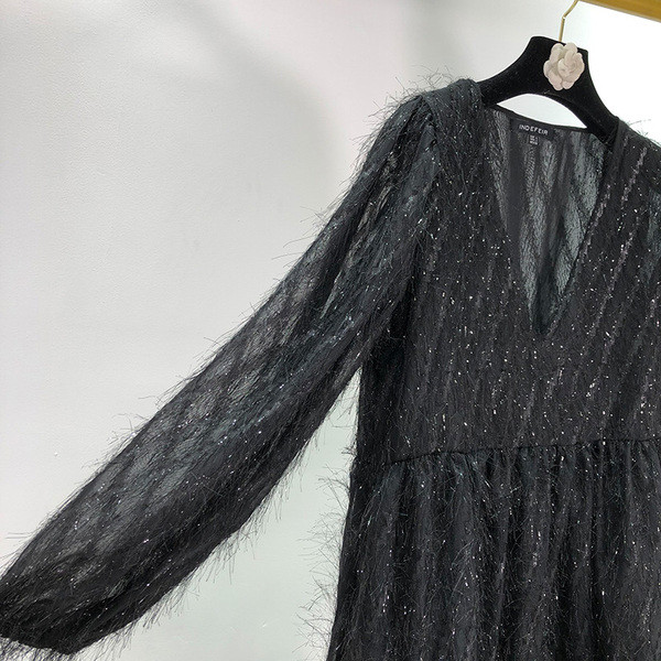 Rövid szabású ruha spitz nyakkivágással és rojtokkal, sötét színben