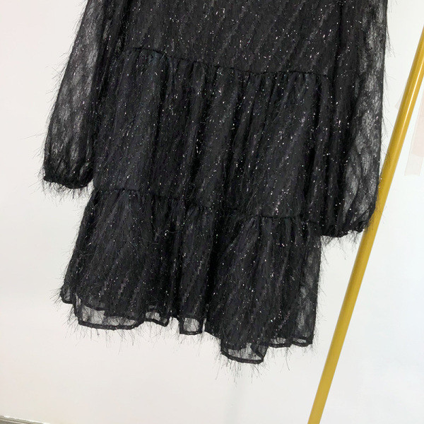 Rövid szabású ruha spitz nyakkivágással és rojtokkal, sötét színben