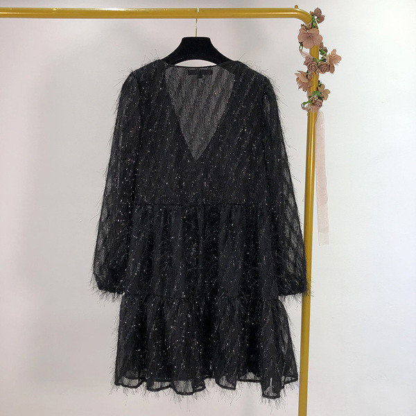 Rövid szabású ruha spitz nyakkivágással és rojtokkal, sötét színben