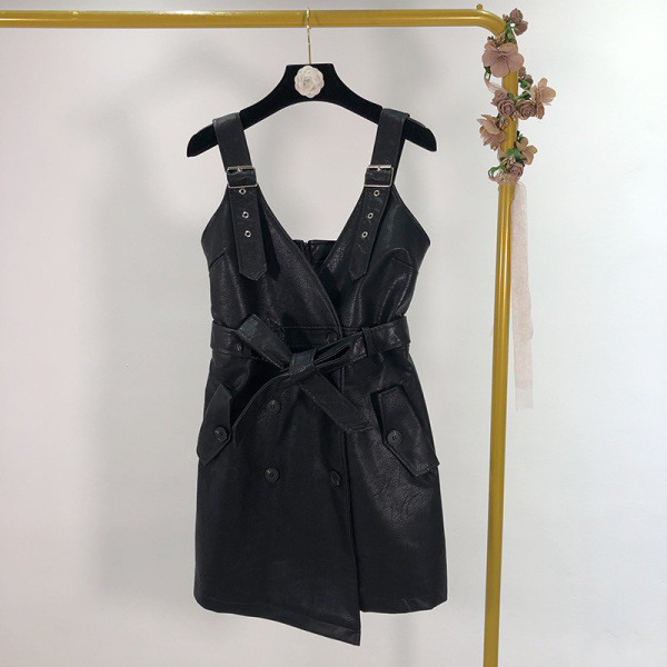 Σύντομο ασύμμετρο έκο δερμάτινο φόρεμα με λουράκια και ζώνη