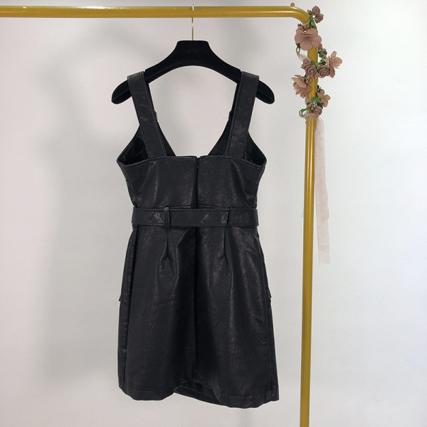 Σύντομο ασύμμετρο έκο δερμάτινο φόρεμα με λουράκια και ζώνη