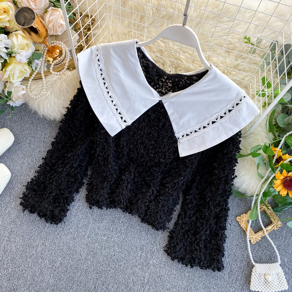 Γυναικείο χνουδοτό  πουλόβερ με κολάρο σε ροζ, άσπρο και μαύρο χρώμα