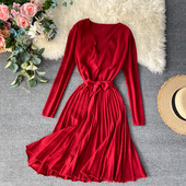 Redős női ruha V-nyakkal és derékkötővel