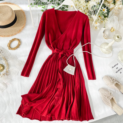 Redős női ruha V-nyakkal és derékkötővel