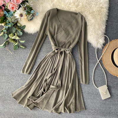 Redős női ruha V-nyakkal és derékkötővel