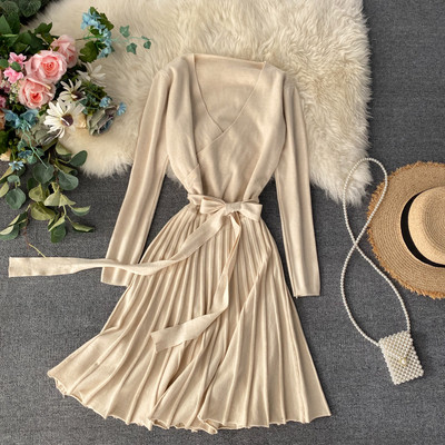 Redős női ruha V-nyakkal és derékkötővel