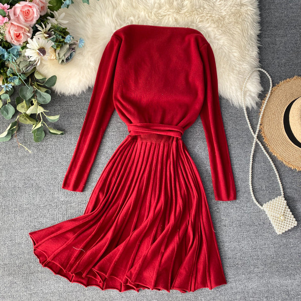 Redős női ruha V-nyakkal és derékkötővel