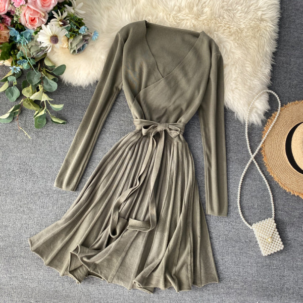 Redős női ruha V-nyakkal és derékkötővel