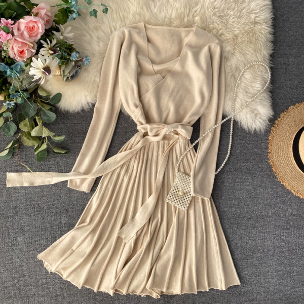 Redős női ruha V-nyakkal és derékkötővel