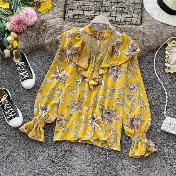 Μοντέρνα γυναικεία μπλούζα με  τύπωμα λουλούδια  και μακριά μανίκια σε ροζ, λευκό και κίτρινο χρώμα