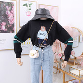 Μοντέρνο γυανικείο πουλόβερ με στρογγυλό ντεκολτέ σε μαύρο και κόκκινο χρώμα