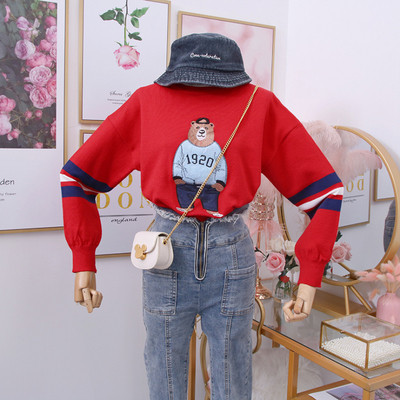 Μοντέρνο γυανικείο πουλόβερ με στρογγυλό ντεκολτέ σε μαύρο και κόκκινο χρώμα